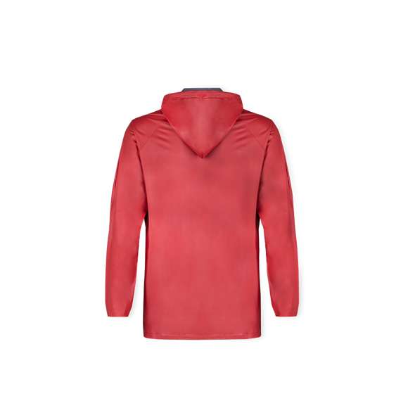 Impermeable en resistente PVC de acabado termosellado en variada gama de colores. Con capucha y cordones de ajuste, cierres de corchete y bolsillos. Disponible en tallas M-L, XL-XXL.