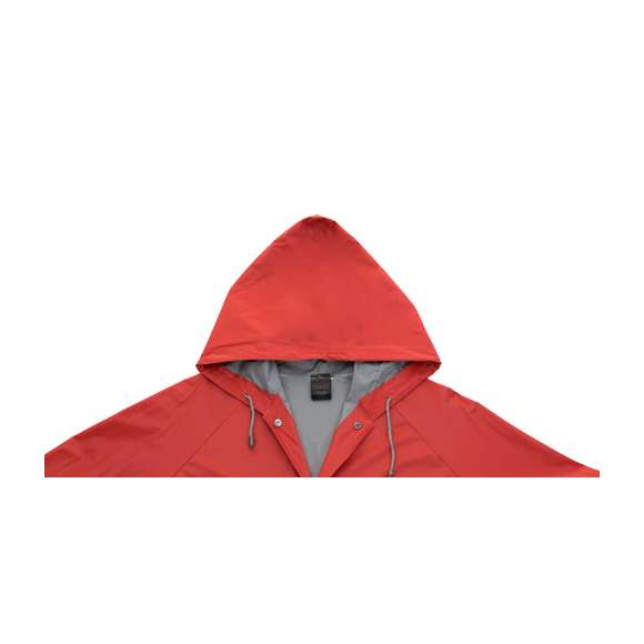 Impermeable en resistente PVC de acabado termosellado en variada gama de colores. Con capucha y cordones de ajuste, cierres de corchete y bolsillos. Disponible en tallas M-L, XL-XXL.