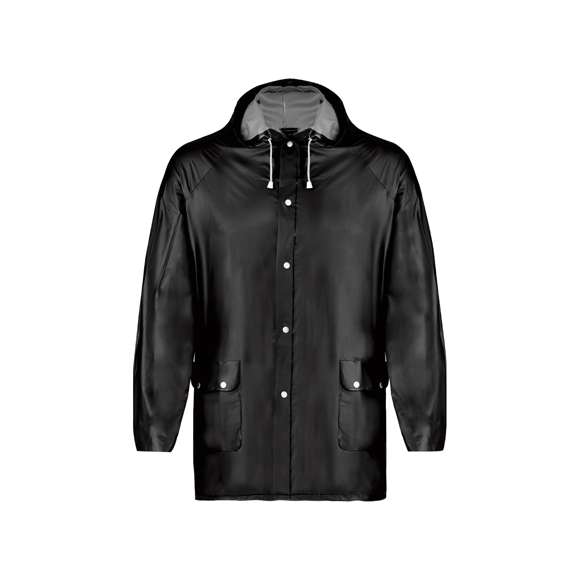 Impermeable en resistente PVC de acabado termosellado en variada gama de colores. Con capucha y cordones de ajuste, cierres de corchete y bolsillos. Disponible en tallas M-L, XL-XXL.