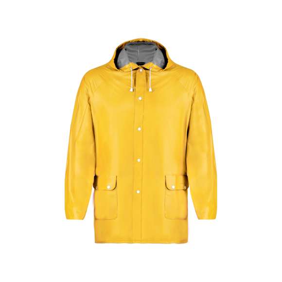 Impermeable en resistente PVC de acabado termosellado en variada gama de colores. Con capucha y cordones de ajuste, cierres de corchete y bolsillos. Disponible en tallas M-L, XL-XXL.