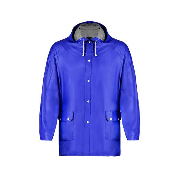 Impermeable en resistente PVC de acabado termosellado en variada gama de colores. Con capucha y cordones de ajuste, cierres de corchete y bolsillos. Disponible en tallas M-L, XL-XXL.