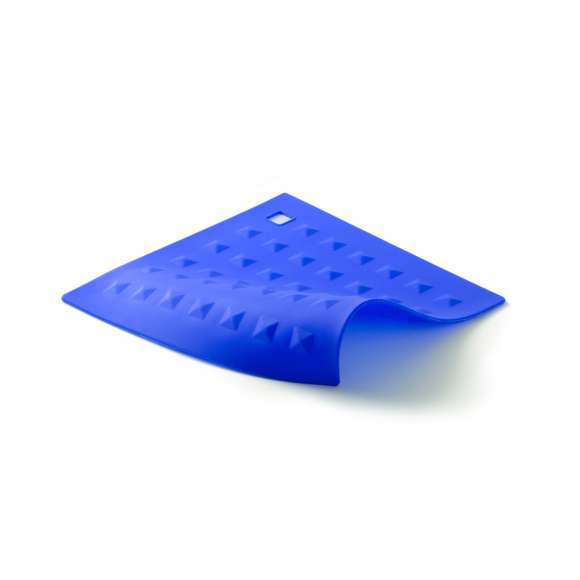 Salvamantel en flexible silicona de vivos colores con superficie reforzada antideslizante y troquelado para colgar.