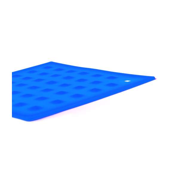Salvamantel en flexible silicona de vivos colores con superficie reforzada antideslizante y troquelado para colgar.