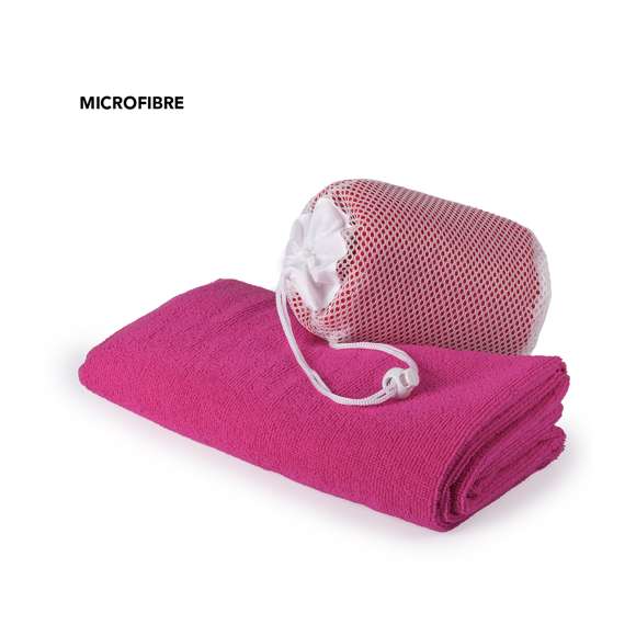 Toalla de 100x50cm en absorbente y suave microfibra de 185g/m2 en variados colores. Presentada en práctica bolsa de transporte de redecilla con accesorio de ajuste.