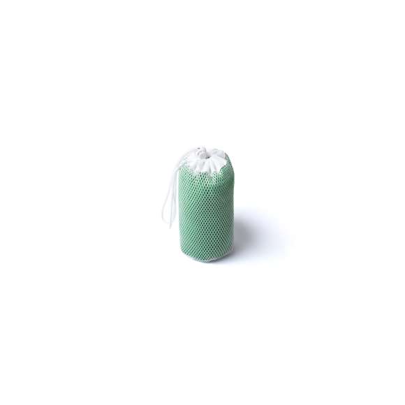 Toalla de 100x50cm en absorbente y suave microfibra de 185g/m2 en variados colores. Presentada en práctica bolsa de transporte de redecilla con accesorio de ajuste.