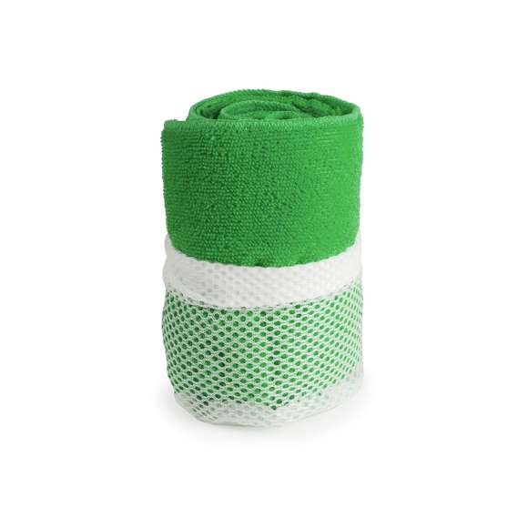 Toalla de 100x50cm en absorbente y suave microfibra de 185g/m2 en variados colores. Presentada en práctica bolsa de transporte de redecilla con accesorio de ajuste.