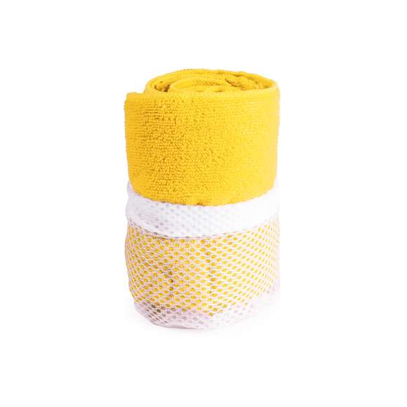 Toalla de 100x50cm en absorbente y suave microfibra de 185g/m2 en variados colores. Presentada en práctica bolsa de transporte de redecilla con accesorio de ajuste.