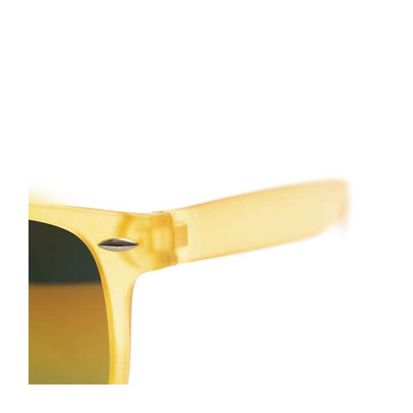 Gafas de sol con protección UV400 de clásico diseño. Con montura de acabado translúcido en divertidos colores y lentes espejados a juego.