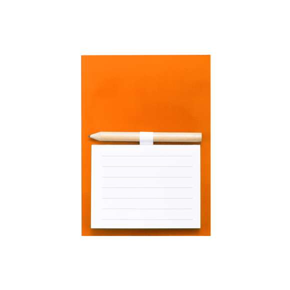Imán bloc de notas en resistente cartón de vivos y variados colores. Bloc de 40 hojas de distribución a una raya con soporte para minilápiz -incluido-.