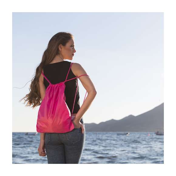 Mochila de cuerdas extra gruesas en suave poliéster 210T de alegres colores y extensa gama de colores. Con cuerdas autocierre a juego.