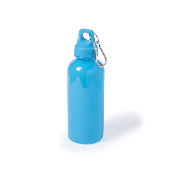  Bidón de 600ml de capacidad con cuerpo de acabado en PS translúcido de vivos y variados colores. Con tapón de seguridad a rosca y mosquetón metálico de transporte.