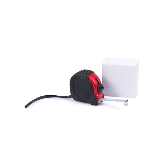  	Flexómetro de 5 metros con cuchilla metálica y mecanismo de bloqueo. Con cuerpo de suave acabado en variados colores, recubierto con funda protectora de resistente goma, clip metálico para cinturón y cinta de transporte. Con troquelado especial para marcaje en doming/gota de resina y presentado en caja individual.