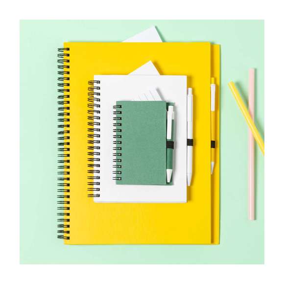Libreta de anillas con tapas de suave tacto acabadas en resistente cartón reciclado y bolígrafo en cartón reciclado a juego. De atrevidos colores, 50 hojas con distribución a una raya y con soporte para bolígrafo en contraportada.