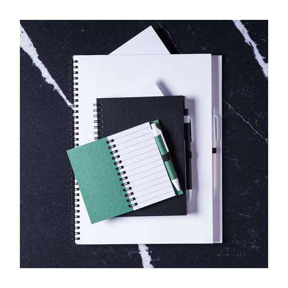 Libreta de anillas con tapas de suave tacto acabadas en resistente cartón reciclado y bolígrafo en cartón reciclado a juego. De atrevidos colores, 50 hojas con distribución a una raya y con soporte para bolígrafo en contraportada.