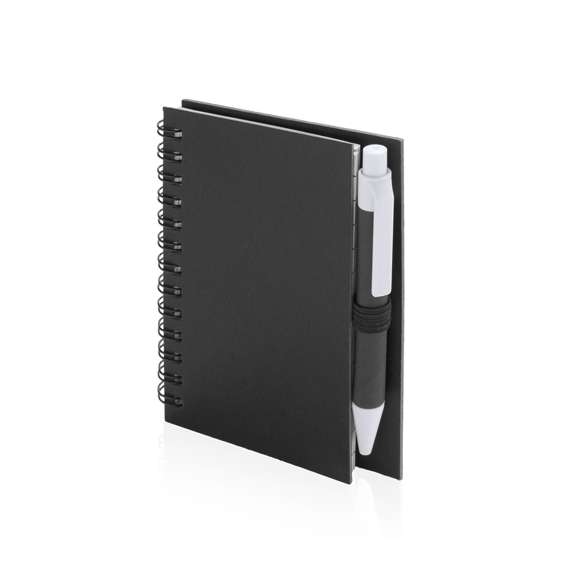 Libreta de anillas con tapas de suave tacto acabadas en resistente cartón reciclado y bolígrafo en cartón reciclado a juego. De atrevidos colores, 50 hojas con distribución a una raya y con soporte para bolígrafo en contraportada.