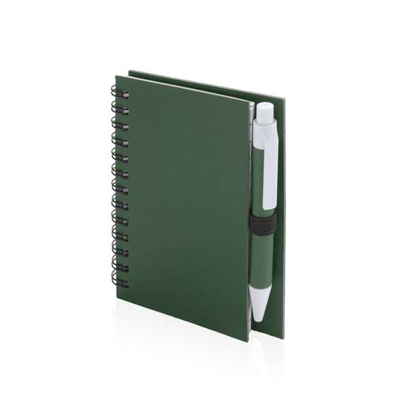 Libreta de anillas con tapas de suave tacto acabadas en resistente cartón reciclado y bolígrafo en cartón reciclado a juego. De atrevidos colores, 50 hojas con distribución a una raya y con soporte para bolígrafo en contraportada.