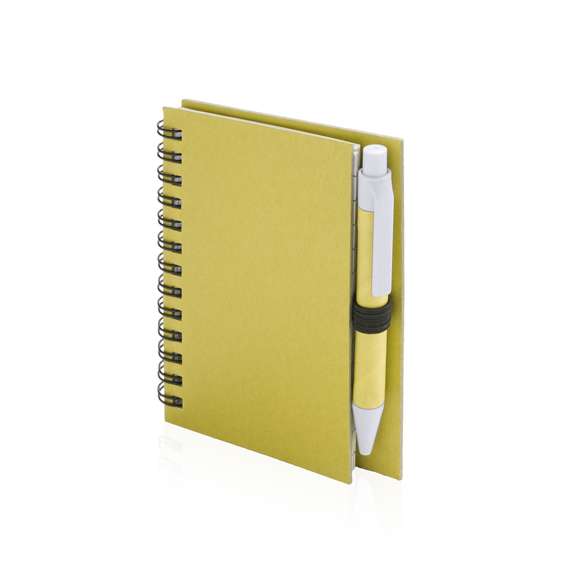 Libreta de anillas con tapas de suave tacto acabadas en resistente cartón reciclado y bolígrafo en cartón reciclado a juego. De atrevidos colores, 50 hojas con distribución a una raya y con soporte para bolígrafo en contraportada.