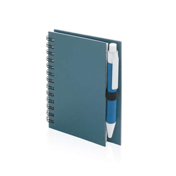 Libreta de anillas con tapas de suave tacto acabadas en resistente cartón reciclado y bolígrafo en cartón reciclado a juego. De atrevidos colores, 50 hojas con distribución a una raya y con soporte para bolígrafo en contraportada.