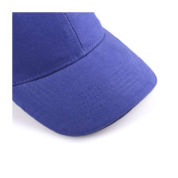 Gorra de 6 paneles en material 100% algodón peinado. En variada gama de vivos colores, con sandwich en color y acolchado en visera. Orificios de ventilación bordados y cierre ajustable de velcro.