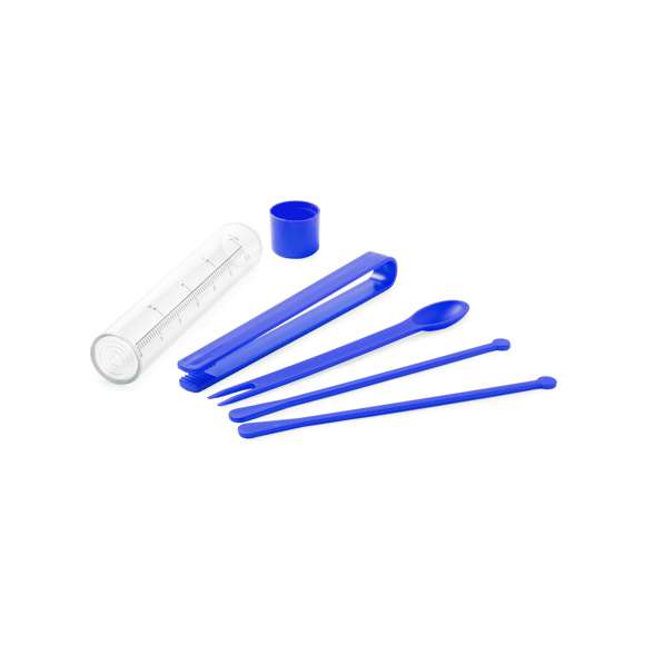 Set para cocktails de 5 accesorios en variada gama de vivos colores. Incluye envase medidor de 60ml de capacidad, cuchara trinchador, pinzas y dos agitadores.