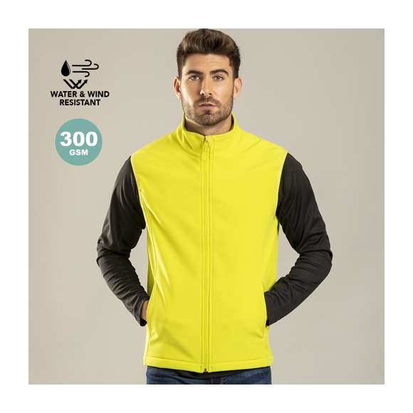 Chaleco impermeable y transpirable en combinación de materiales soft shell y elastano. En variada gama de vivos colores, con cierre de cremallera y bolsillos frontales. Disponible en tallas S, M, L, XL, XXL.