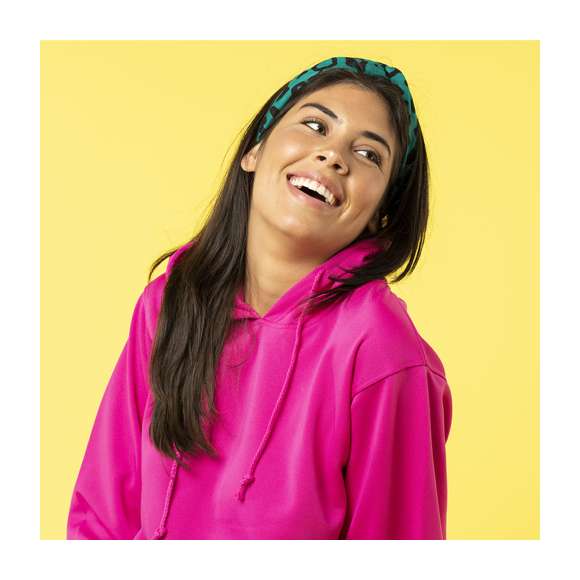 Sudadera técnica para adulto unisex. Con capucha, cintas de ajuste, bolsillo frontal con tapeta y en material 100% poliéster de 265g/m2. Disponible en variada gama de vivos colores. Tallas S, M, L, XL, XXL.