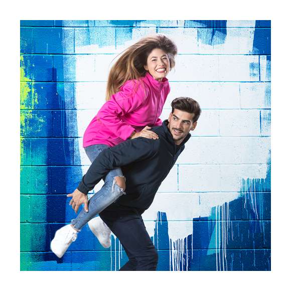 Chaqueta técnica para adulto unisex. Con cierre de cremallera a juego, bolsillos laterales y en material 100% poliéster de 265g/m2. Disponible en variada gama de vivos colores. Tallas S, M, L, XL, XXL.