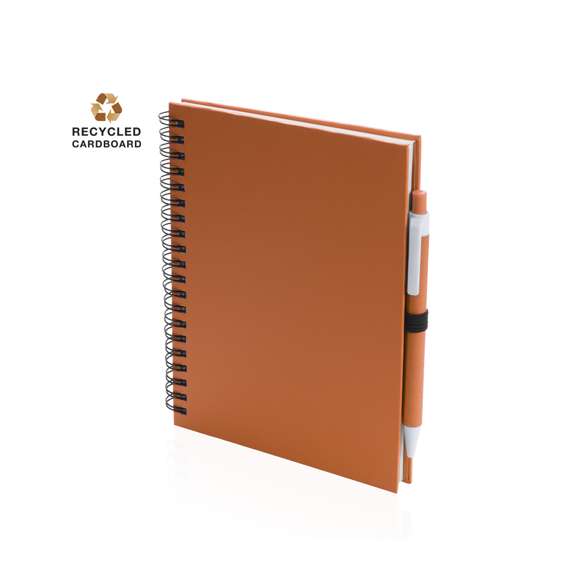 Set de libreta y bolígrafo. Libreta de anillas con tapas de suave tacto fabricado en cartón reciclado, y bolígrafo a juego. Contiene 70 hojas lisas con soporte para bolígrafo. Disponible en una atrevida gama de colores.