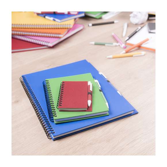 Set de libreta y bolígrafo. Libreta de anillas con tapas de suave tacto fabricado en cartón reciclado, y bolígrafo a juego. Contiene 70 hojas lisas con soporte para bolígrafo. Disponible en una atrevida gama de colores.