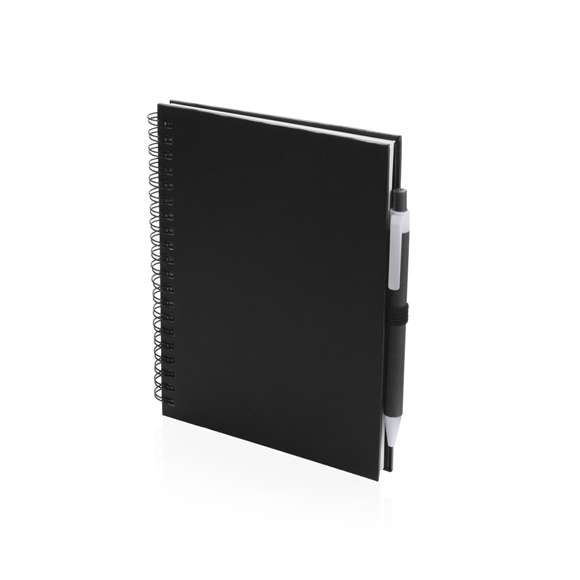 Set de libreta y bolígrafo. Libreta de anillas con tapas de suave tacto fabricado en cartón reciclado, y bolígrafo a juego. Contiene 70 hojas lisas con soporte para bolígrafo. Disponible en una atrevida gama de colores.