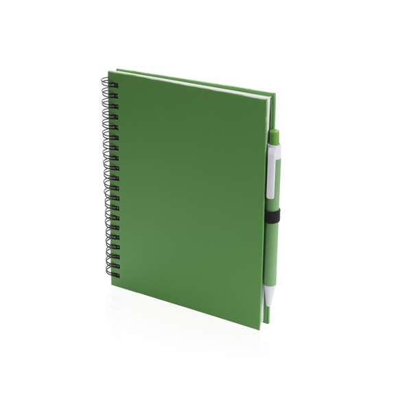 Set de libreta y bolígrafo. Libreta de anillas con tapas de suave tacto fabricado en cartón reciclado, y bolígrafo a juego. Contiene 70 hojas lisas con soporte para bolígrafo. Disponible en una atrevida gama de colores.