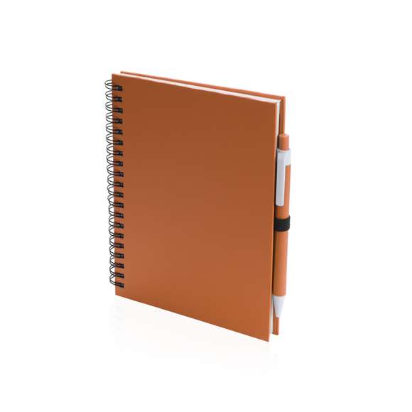 Set de libreta y bolígrafo. Libreta de anillas con tapas de suave tacto fabricado en cartón reciclado, y bolígrafo a juego. Contiene 70 hojas lisas con soporte para bolígrafo. Disponible en una atrevida gama de colores.