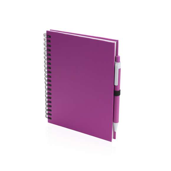 Set de libreta y bolígrafo. Libreta de anillas con tapas de suave tacto fabricado en cartón reciclado, y bolígrafo a juego. Contiene 70 hojas lisas con soporte para bolígrafo. Disponible en una atrevida gama de colores.