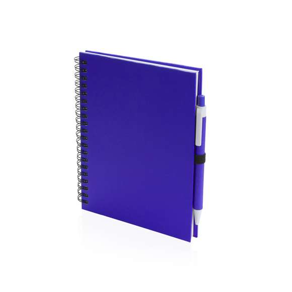 Set de libreta y bolígrafo. Libreta de anillas con tapas de suave tacto fabricado en cartón reciclado, y bolígrafo a juego. Contiene 70 hojas lisas con soporte para bolígrafo. Disponible en una atrevida gama de colores.