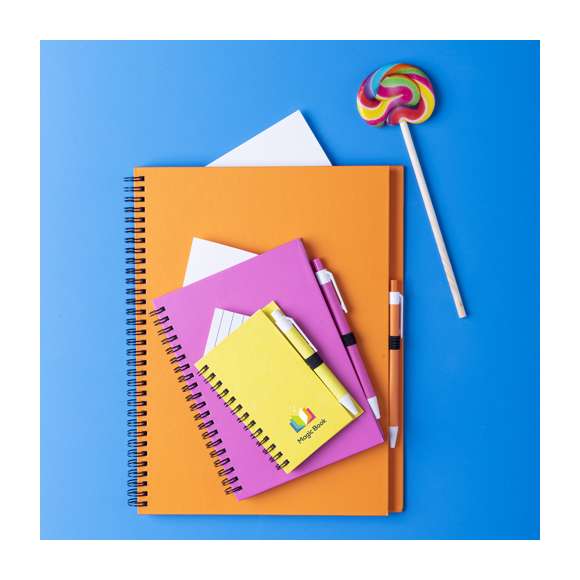 Libreta de anillas con tapas de suave tacto acabadas en resistente cartón reciclado y bolígrafo en cartón reciclado a juego. De atrevidos colores, 80 hojas lisas y con soporte para bolígrafo en contraportada.