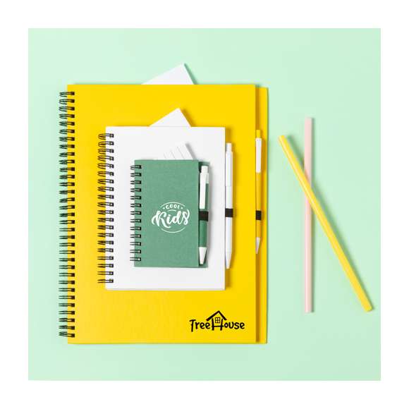 Libreta de anillas con tapas de suave tacto acabadas en resistente cartón reciclado y bolígrafo en cartón reciclado a juego. De atrevidos colores, 80 hojas lisas y con soporte para bolígrafo en contraportada.