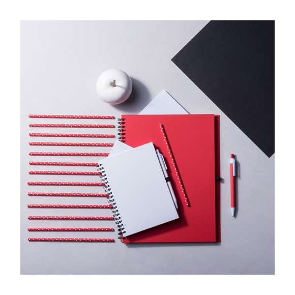Libreta de anillas con tapas de suave tacto acabadas en resistente cartón reciclado y bolígrafo en cartón reciclado a juego. De atrevidos colores, 80 hojas lisas y con soporte para bolígrafo en contraportada.