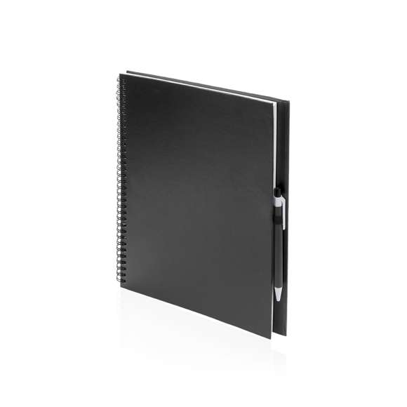 Libreta de anillas con tapas de suave tacto acabadas en resistente cartón reciclado y bolígrafo en cartón reciclado a juego. De atrevidos colores, 80 hojas lisas y con soporte para bolígrafo en contraportada.