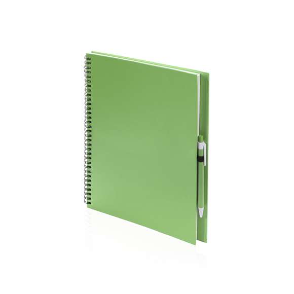 Libreta de anillas con tapas de suave tacto acabadas en resistente cartón reciclado y bolígrafo en cartón reciclado a juego. De atrevidos colores, 80 hojas lisas y con soporte para bolígrafo en contraportada.