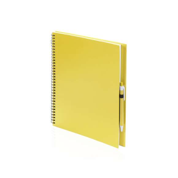 Libreta de anillas con tapas de suave tacto acabadas en resistente cartón reciclado y bolígrafo en cartón reciclado a juego. De atrevidos colores, 80 hojas lisas y con soporte para bolígrafo en contraportada.