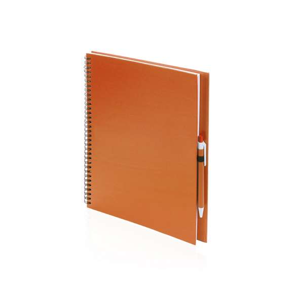 Libreta de anillas con tapas de suave tacto acabadas en resistente cartón reciclado y bolígrafo en cartón reciclado a juego. De atrevidos colores, 80 hojas lisas y con soporte para bolígrafo en contraportada.