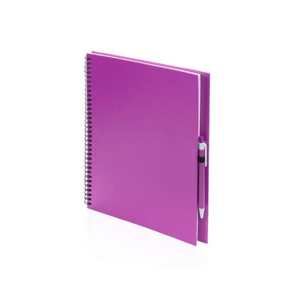 Libreta de anillas con tapas de suave tacto acabadas en resistente cartón reciclado y bolígrafo en cartón reciclado a juego. De atrevidos colores, 80 hojas lisas y con soporte para bolígrafo en contraportada.