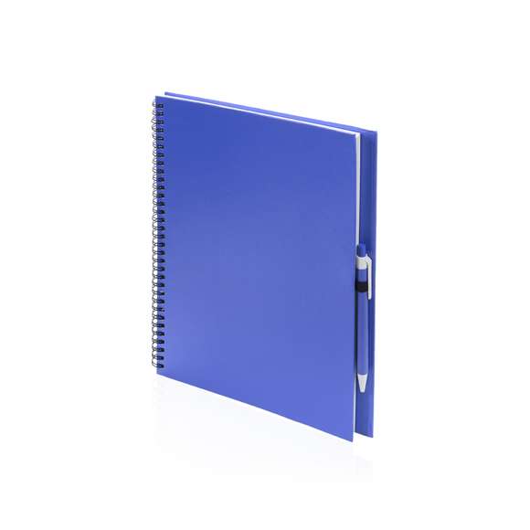 Libreta de anillas con tapas de suave tacto acabadas en resistente cartón reciclado y bolígrafo en cartón reciclado a juego. De atrevidos colores, 80 hojas lisas y con soporte para bolígrafo en contraportada.
