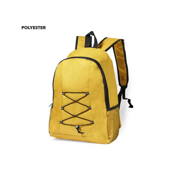 Mochila fabricada en resistente poliéster 600D. Práctico bolsillo central con cierre de cremallera y salida de auriculares, con útiles bolsillos laterales y cuerda elástica en el frontal a juego con la cremallera. Cómodas cintas ajustables a los hombros acolchadas como la espalda. Disponible en variados y desenfadados colores.