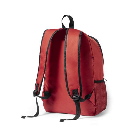 Mochila fabricada en resistente poliéster 600D. Práctico bolsillo central con cierre de cremallera y salida de auriculares, con útiles bolsillos laterales y cuerda elástica en el frontal a juego con la cremallera. Cómodas cintas ajustables a los hombros acolchadas como la espalda. Disponible en variados y desenfadados colores.