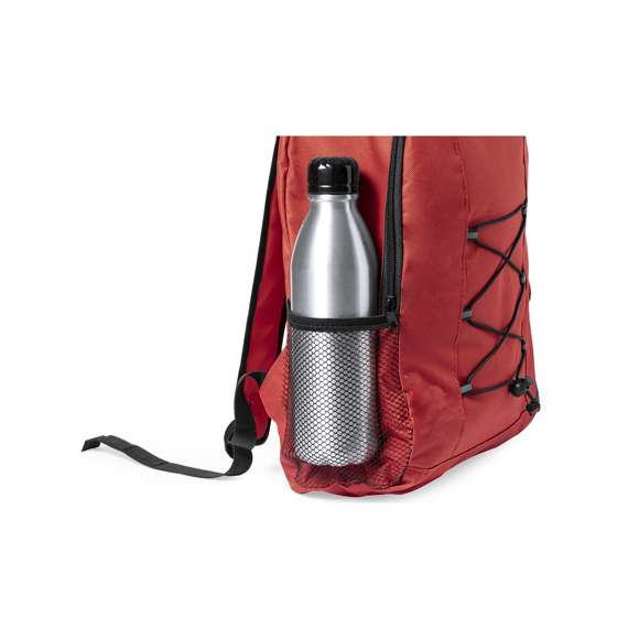 Mochila fabricada en resistente poliéster 600D. Práctico bolsillo central con cierre de cremallera y salida de auriculares, con útiles bolsillos laterales y cuerda elástica en el frontal a juego con la cremallera. Cómodas cintas ajustables a los hombros acolchadas como la espalda. Disponible en variados y desenfadados colores.