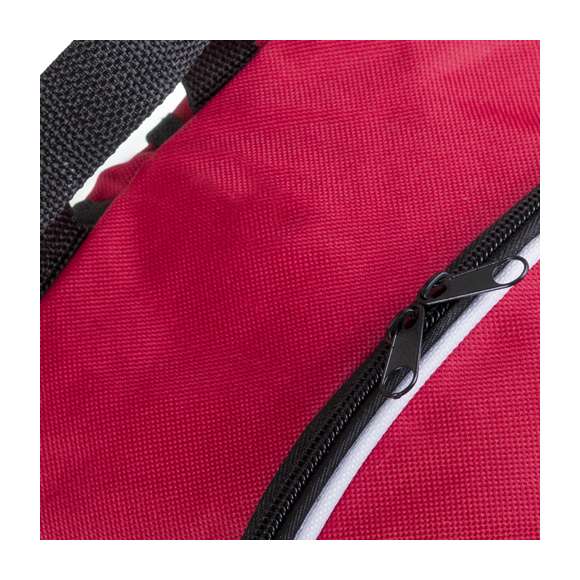 Mochila en resistente poliéster 600D de desenfadado diseño en variada gama de colores y con ribete de refuerzo en color blanco. Con cierre de cremallera de doble tirador, bolsillo frontal y bolsillos de redecilla elástica en los lados. Esquinas reforzadas y accesorios en negro. Espalda acolchada y cintas de hombros ajustables con acolchado.