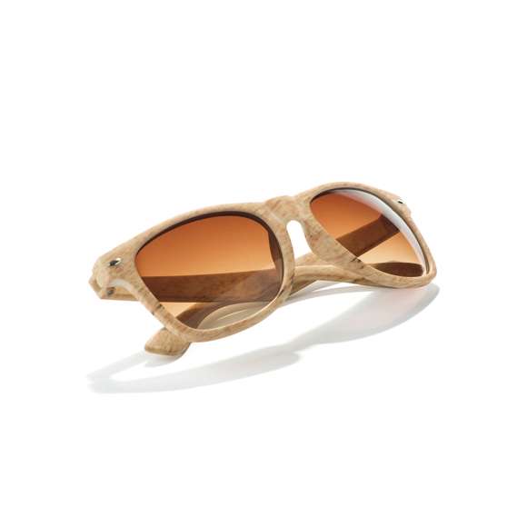 Gafas de sol con protección UV400 de clásico diseño. Con montura en diseño imitación a madera natural y lentes a juego.