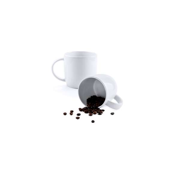 Taza de cerámica de 380ml de capacidad en color blanco para los amantes del café largo. Presentada en caja individual.Disponible manual de instrucciones en español e inglés.