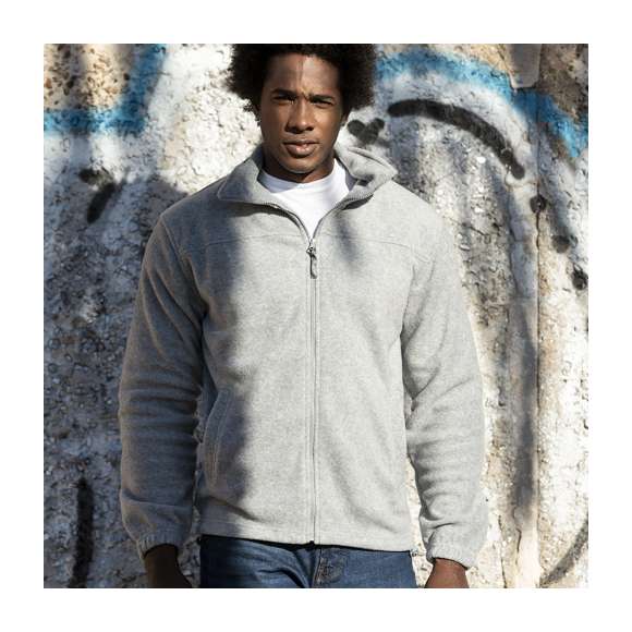 Chaqueta en cálido y suave polar fleece de 280g/m2 con tratamiento anti-pilling. Con cuello de tamaño maxi, cierre de cremallera con cinta en tirador y bolsillos laterales. Disponible en tallas S, M, L, XL, XXL.